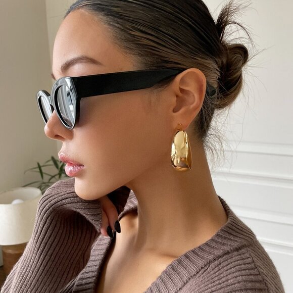 Yellow Gold tone Elegant Women's Minimalist Hoop Earrings - Picture 2 of 8